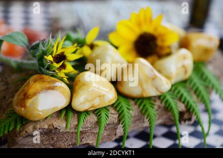 Großer Gelber Jaspis In Tumbled! Cremige, gelbe Strudel. Schöner, verworrter gelber Jaspis, ideal für Entgiftung und Kraft. Hexen heilenden Kristall. Vintage Stockfoto