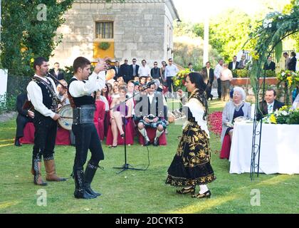 Salamanca folklorist El Mariquelo und Gruppe auftreten an Outdoor Hochzeit in Spanien Stockfoto