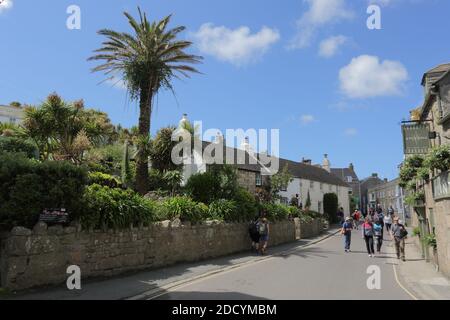 Urlauber zu Fuß in Hugh Town High Street auf St Marys Island, Isles of Scilly, Cornwall, England, Stockfoto