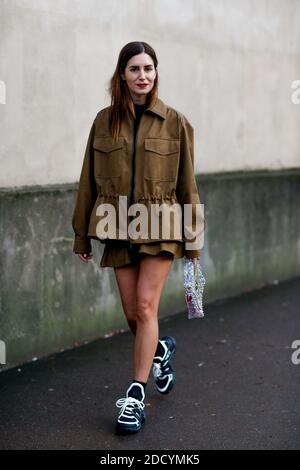 Street Style, Gala Gonzalez Ankunft in Valentino Herbst-Winter 2018-2019 Show im Invalides, in Paris, Frankreich, am 4. März 2018 statt. Foto von Marie-Paola Bertrand-Hillion/ABACAPRESS.COM Stockfoto