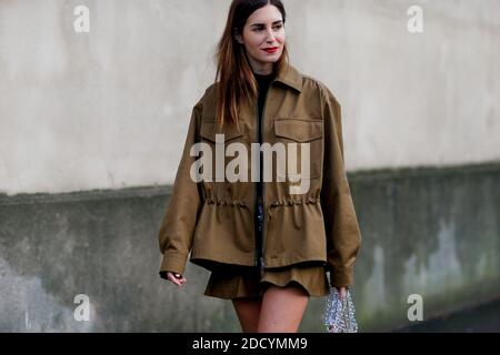 Street Style, Gala Gonzalez Ankunft in Valentino Herbst-Winter 2018-2019 Show im Invalides, in Paris, Frankreich, am 4. März 2018 statt. Foto von Marie-Paola Bertrand-Hillion/ABACAPRESS.COM Stockfoto