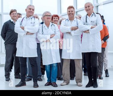 Ärzte und eine Gruppe von Senioren in vollem Wachstum in Innenräumen Stockfoto