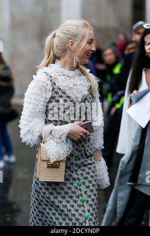 Street Style, Ankunft in Akris Herbst-Winter 2018-2019 Show im Palais de Tokyo, in Paris, Frankreich, am 4. März 2018 statt. Foto von Marie-Paola Bertrand-Hillion/ABACAPRESS.COM Stockfoto