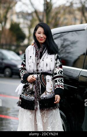 Street Style, Ankunft in Akris Herbst-Winter 2018-2019 Show im Palais de Tokyo, in Paris, Frankreich, am 4. März 2018 statt. Foto von Marie-Paola Bertrand-Hillion/ABACAPRESS.COM Stockfoto