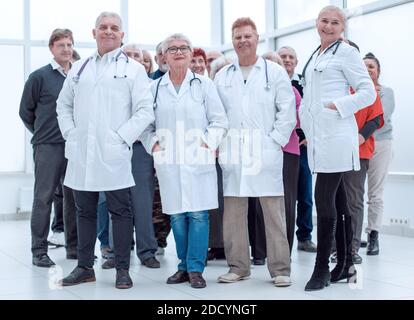 Ärzte und eine Gruppe von Senioren in vollem Wachstum in Innenräumen Stockfoto