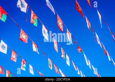 Nizwa, Oman, 2. Dezember 2016: Festliche Omani-Flaggen gegen klaren blauen Himmel über dem Freitagsmarkt in Nizwa, Oman Stockfoto