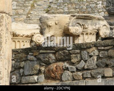 Spalte Köpfe zwischen den Ruinen in der Nähe des Tempels von Hadrian In der antiken Stadt Ephesus in der Türkei Stockfoto