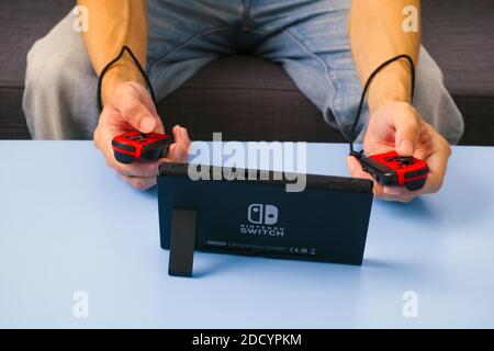 Tambov, Russische Föderation - 22. Juni 2019 Mann spielt Nintendo Switch Videospielkonsole in Innenräumen. Stockfoto