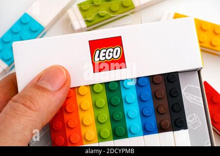 Tambow, Russische Föderation - 18. November 2020 Lego-Box mit Gel-Stifte in der Frau Hand. Stockfoto