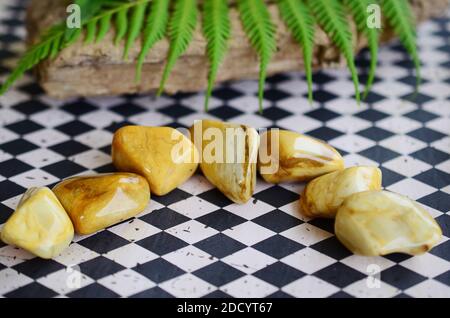 Großer Gelber Jaspis In Tumbled! Cremige, gelbe Strudel. Schöner, verworrter gelber Jaspis, ideal für Entgiftung und Kraft. Hexen heilenden Kristall. Vintage Stockfoto