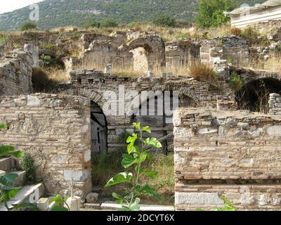 Torbögen von Häusern an den Hängen in der Nähe des Domitian-Platzes In der antiken Stadt Ephesus in der Türkei Stockfoto