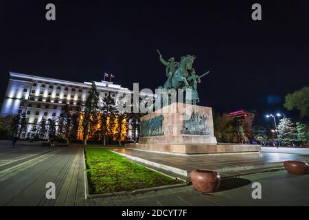 Rostow am Don, Russland - November 2020: Das Denkmal für die Soldaten der 1. Kavalleriearmee wurde 1972 auf dem sowjetischen Platz errichtet. Bildhauer ist E.V. Vuchetich. Stockfoto