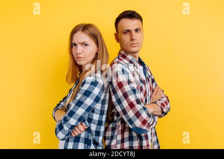 Beleidigt wütend junges Paar, Mann und Frau stehen wieder zueinander, Paar im Streit auf weißem Hintergrund Stockfoto