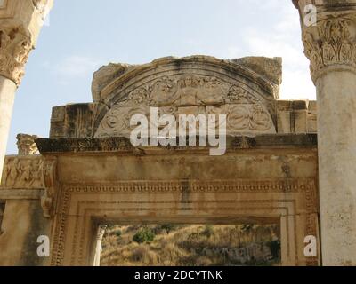 Bogengang Tafel am Tempel von Hadrian in der Alte Stadt Ephesus in der Türkei Stockfoto