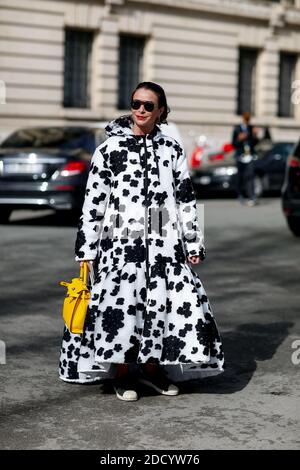 Street Style, Erika Santos Ankunft in Leonard Herbst-Winter 2018-2019 Show im Pavillon Ledoyen, in Paris, Frankreich, am 5. März 2018 statt. Foto von Marie-Paola Bertrand-Hillion/ABACAPRESS.COM Stockfoto