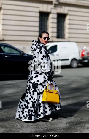 Street Style, Erika Santos Ankunft in Leonard Herbst-Winter 2018-2019 Show im Pavillon Ledoyen, in Paris, Frankreich, am 5. März 2018 statt. Foto von Marie-Paola Bertrand-Hillion/ABACAPRESS.COM Stockfoto