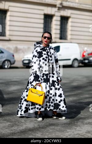 Street Style, Erika Santos Ankunft in Leonard Herbst-Winter 2018-2019 Show im Pavillon Ledoyen, in Paris, Frankreich, am 5. März 2018 statt. Foto von Marie-Paola Bertrand-Hillion/ABACAPRESS.COM Stockfoto