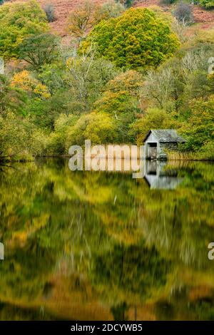 Rydal Bootshaus mit schönen Herbstspiegelungen im Lake District. Stockfoto