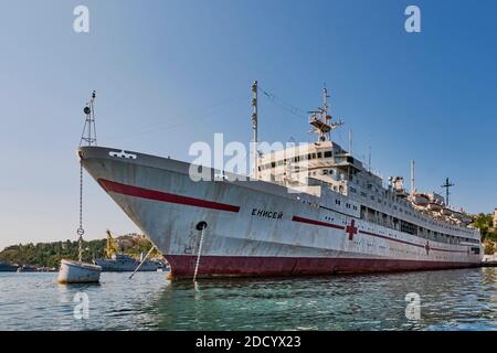 Sewastopol, Russland - 26. September 2020: Spitalschiff Jenissei, angedockt im Hafen von Sewastopol. Schwarzmeerflotte Russlands. Stockfoto