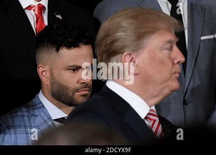 José Carlos Altuve i, zweiter Baseman für die Houston Astros, schaut auf US-Präsident Donald Trump Gastgeber der 2017 World Series Champion Houston Astros duing eine Zeremonie im East Room im Weißen Haus in Washington, DC, 12. März 2018. Foto von Olivier Douliery/Abaca Press Stockfoto