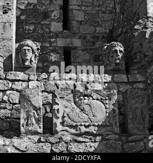 Steinschnitzereien entlang der Mauer des Schlosses Gien in Frankreich Stockfoto