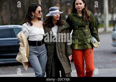 Street Style, Anna Rosa Vitiello, Bettina Looney und Florrie Thomas Ankunft in Chanel Herbst-Winter 2018-2019 Show im Grand Palais, in Paris, Frankreich, am 6. März 2018 statt. Foto von Marie-Paola Bertrand-Hillion/ABACAPRESS.COM Stockfoto