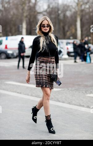 Street Style, Ankunft in Chanel Herbst-Winter 2018-2019 Show im Grand Palais, in Paris, Frankreich, am 6. März 2018 statt. Foto von Marie-Paola Bertrand-Hillion/ABACAPRESS.COM Stockfoto