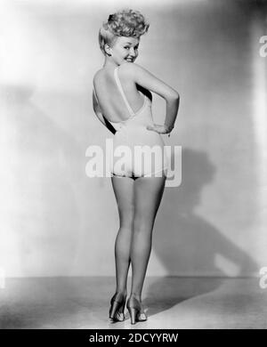 BETTY GRABLE Classic Wartime 1943 Pin-up von FRANK POWOLNY Werbung für PIN UP GIRL 1944 Regisseur H. BRUCE HUMBERSTONE Twentieth Century Fox Stockfoto