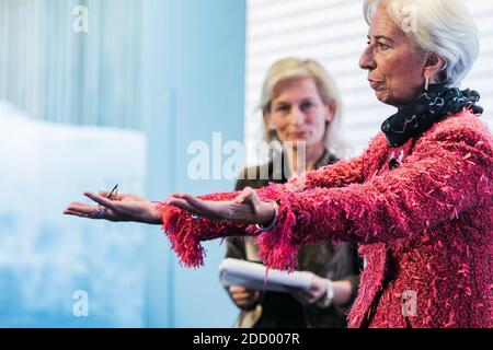 HANDOUT – Zanny Minton Beddoes, Chefredakteurin, The Economist, Vereinigtes Königreich, und Christine Lagarde, Geschäftsführerin des Internationalen Währungsfonds (IWF), Washington DC; Mitglied des Kuratoriums des Weltwirtschaftsforums spricht während der Sitzung "die wirtschaftliche Generierungslücke überwinden" auf der Jahrestagung 2018 des Weltwirtschaftsforums in Davos, 24. Januar 2018. Foto von Jakob Polacsek /World Economic Forum via ABACAPRESS.COM Stockfoto