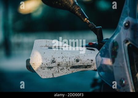 Waschserie für Motorräder. Ein Motorrad bei einer Autowäsche bei Sonnenuntergang waschen. Stockfoto