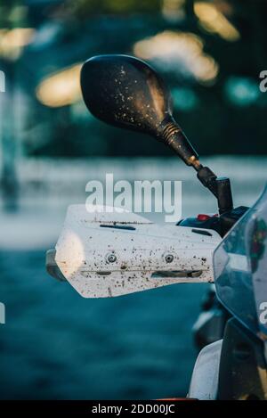 Waschserie für Motorräder. Ein Motorrad bei einer Autowäsche bei Sonnenuntergang waschen. Stockfoto