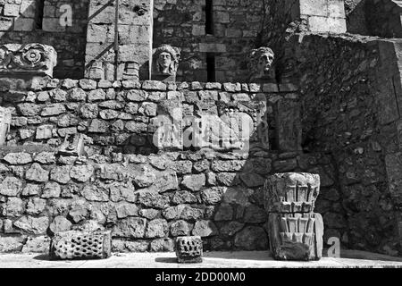 Steinschnitzereien entlang der Mauer des Schlosses Gien in Frankreich Stockfoto