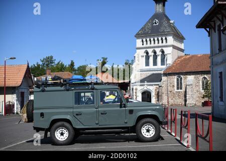 Land Rover Defender Geländewagen in einem ländlichen Raum geparkt Französisches Stadtzentrum