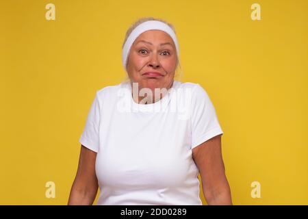 Ältere hispanische Frau in sportlicher Kleidung mit Unglauben und verwirrt Gesicht Stockfoto