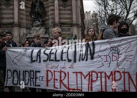 Französische Rentner nehmen an einer Demonstration Teil. Sie protestieren gegen das Regierungsprojekt, sie mehr zu besteuern (Erhöhung der CSG). Am 15. März 2018 in Paris, Frankreich. Foto von Khanh Renaud/ABACAPRESS.COM Stockfoto