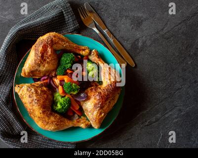 Kohlenhydratarme Gericht mit gebratenem Huhn und Gemüse auf einem Platte von oben mit Kopierplatz Stockfoto