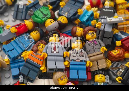 Tambow, Russische Föderation - 17. November 2020 Heap von Lego minifiguren. Stockfoto