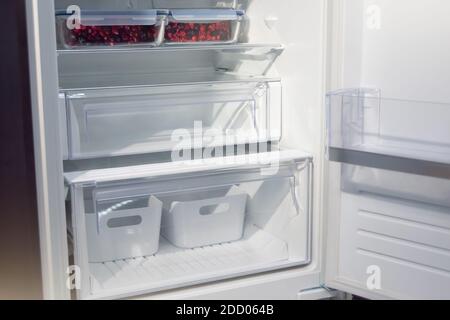 Leere Kühlregale, Blick auf den unteren Teil des Fachs für die Lagerung von Gemüse Stockfoto