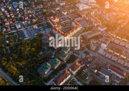 Luftaufnahme Wohnsiedlungen und Vorstadtbereich mit Gebäuden als kleine Stadt bei Sonnenuntergang Licht. Stockfoto