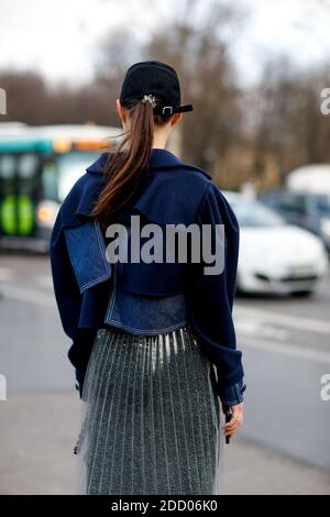 Street style, Ankunft in Chanel Frühjahr-Sommer 2018 Haute Couture Show im Grand Palais, in Paris, Frankreich, am 23. Januar 2018 statt. Foto von Marie-Paola Bertrand-Hillion/ABACAPRESS.COM Stockfoto