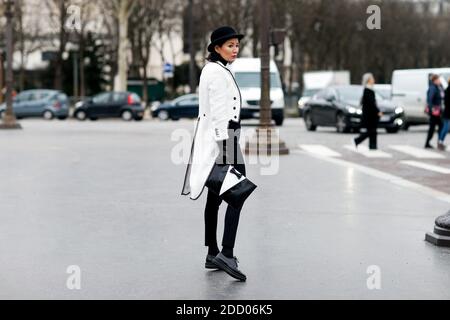 Street style, Ankunft in Chanel Frühjahr-Sommer 2018 Haute Couture Show im Grand Palais, in Paris, Frankreich, am 23. Januar 2018 statt. Foto von Marie-Paola Bertrand-Hillion/ABACAPRESS.COM Stockfoto