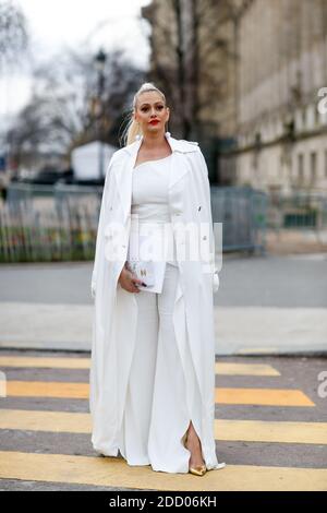 Street style, Ankunft in Chanel Frühjahr-Sommer 2018 Haute Couture Show im Grand Palais, in Paris, Frankreich, am 23. Januar 2018 statt. Foto von Marie-Paola Bertrand-Hillion/ABACAPRESS.COM Stockfoto