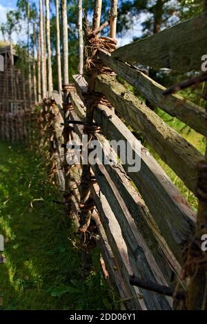 Mittelalterliche Weidenmast Zaun in der Landwirtschaft verwendet. Nahaufnahme. Stockfoto