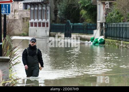 Aufgrund der Flut der seine werden die niedrigsten und am nächsten an den Wasserläufen von Le Perreux (Val-de-Marne 94) in der Nähe von Paris, Frankreich, überflutet, während der Wasserstand in den nächsten Tagen am 26. Januar 2018 weiter steigen muss. Bewohner, deren Häuser überflutet werden, evakuieren mit Feuerwehrleuten, Polizei und kommunalen Diensten. Foto von Samuel Boivin/ABACAPRESS.COM Stockfoto