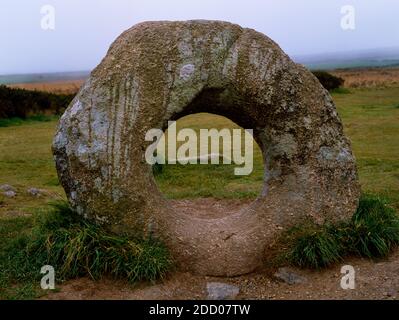 View WSW of Men an Tol Holed Stone, Bosullow Common, West Penwith, Cornwall, England, UK, verbunden mit Folklore, Heilritualen und Weissagung. Stockfoto