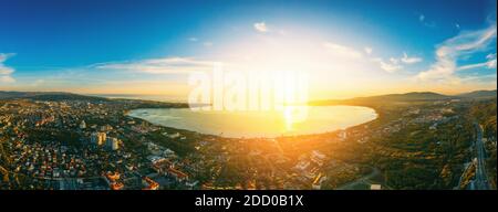 Großes Luftpanorama von Gelendschik Stadt Resort, kleine Stadt für Urlaub mit schöner Bucht bei Sonnenuntergang in Krasnodarskiy Region, Russland. Stockfoto