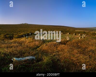 Blick nordöstlich von Tregeseal East Bronze Age Steinkreis, Cornwall, England, Großbritannien, am Rande des offenen Moorlandes unter Carn Kenidjack Ausbiß. Teilweise restauriert. Stockfoto