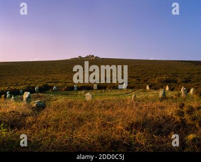 Sehen Sie NNE of Tregeseal East Bronze Age Steinkreis, Cornwall, England, Großbritannien, am Rande des offenen Moorlandes unter Carn Kenidjack Ausbiß. Teilweise restauriert. Stockfoto