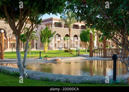 Hurghada, Ägypten - September 25 2020: Ägyptischer Garten mit Palmen im Hotel SUNRISE Mamlouk Palace Resort Stockfoto