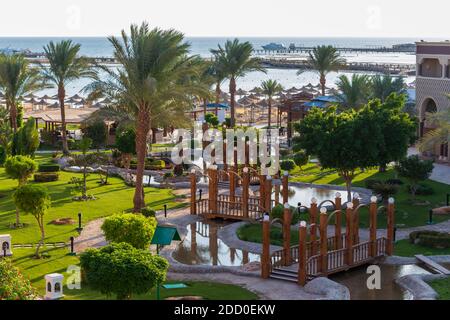 Hurghada, Ägypten - September 25 2020: Ägyptischer Garten am Roten Meer in Hurghada, Ägypten Stockfoto